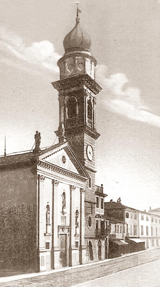 Chiesa di S. Giacomo in Battaglia prima del 1928. A ridosso del campanile, la stretta canonica.