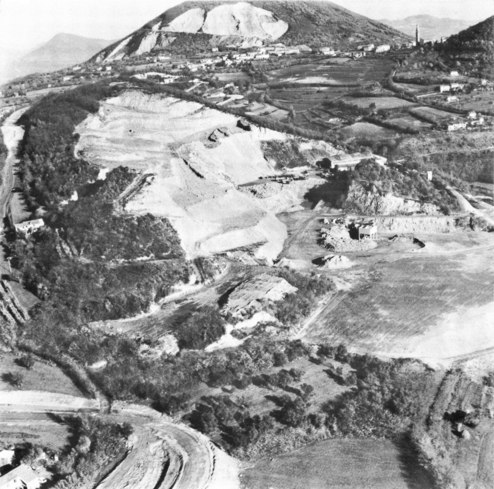 Il monte Murale, sopra Este, in corso di spianamento. Sullo sfondo, il monte Cero.