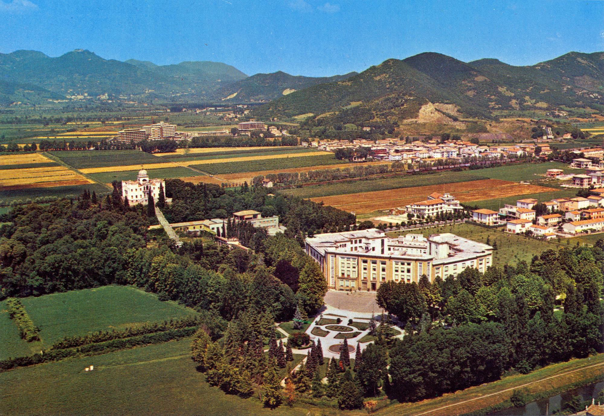 Cartolina di Battaglia Terme, 1963. In primo piano lo stabilimento ora INPS, un po' più lontano il nuovo padiglione S. Elena e, in fondo, il colle di Sant’Elena con la villa Selvatico.