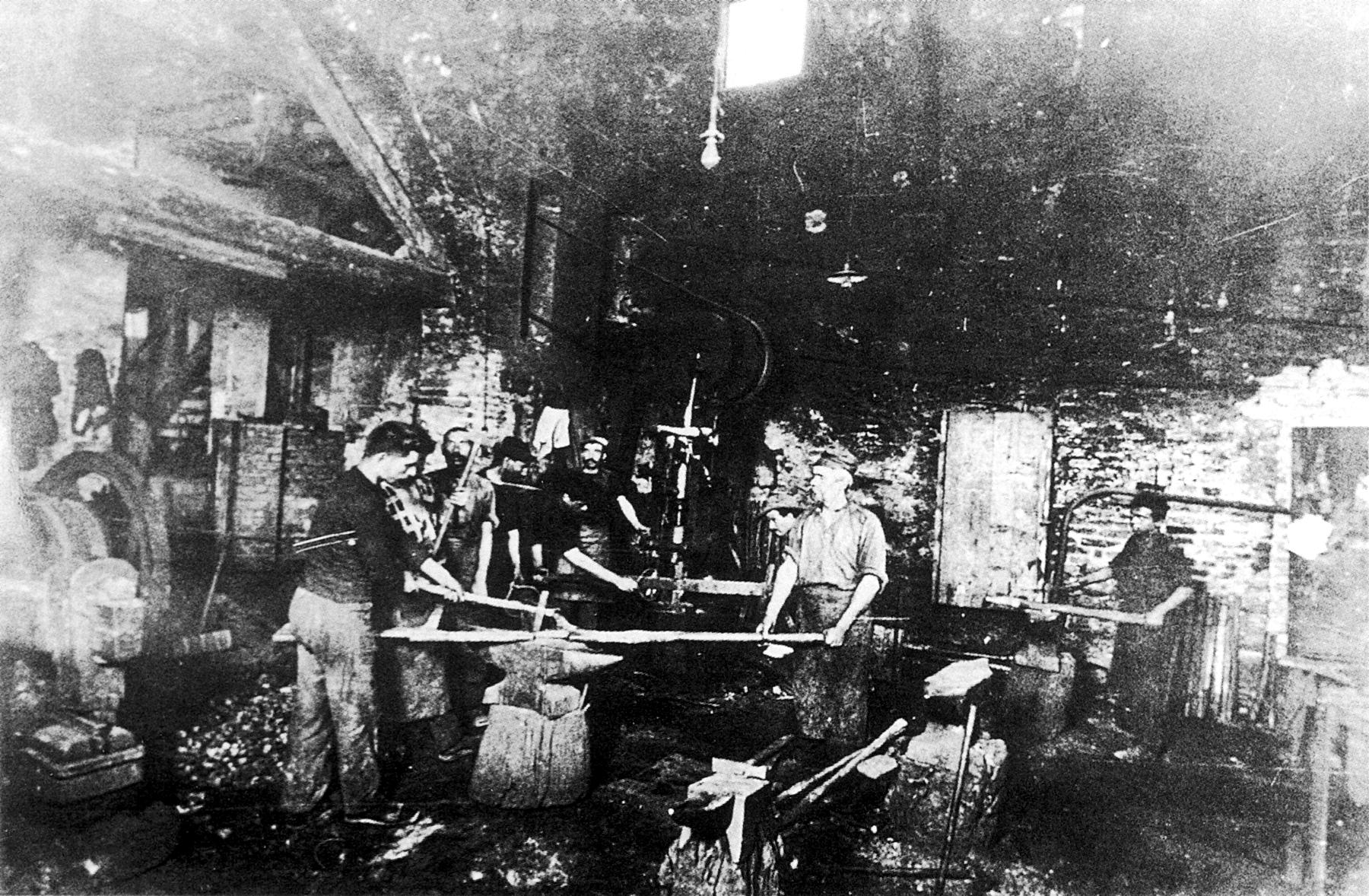 Officine di Battaglia, Reparto forgia; a sinistra, il vecchio maglio ad acqua. La foto è del 1907.