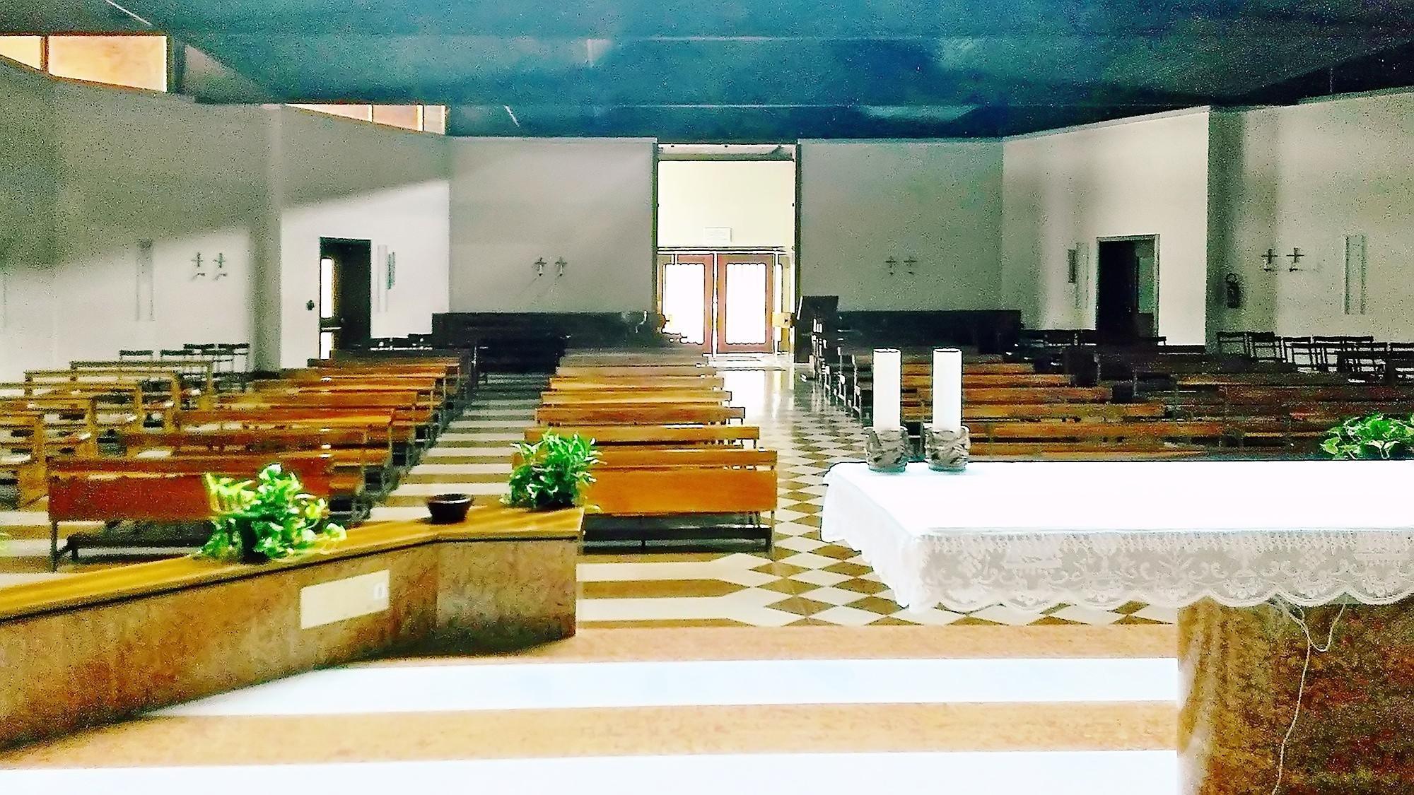 Navata della nuova Chiesa parrocchiale di Battaglia Terme vista dall'altare.