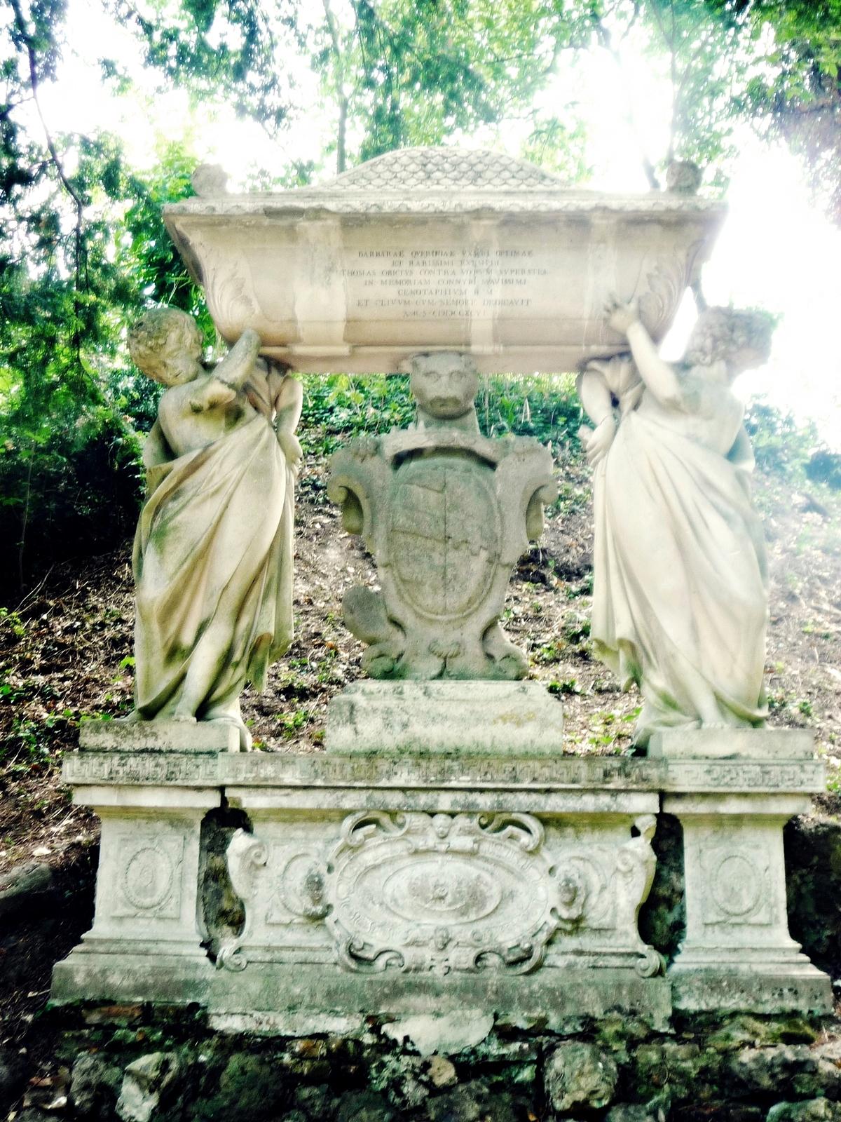 Il cenotafio di Barbara Querini, che si trova nel parco del Catajo.