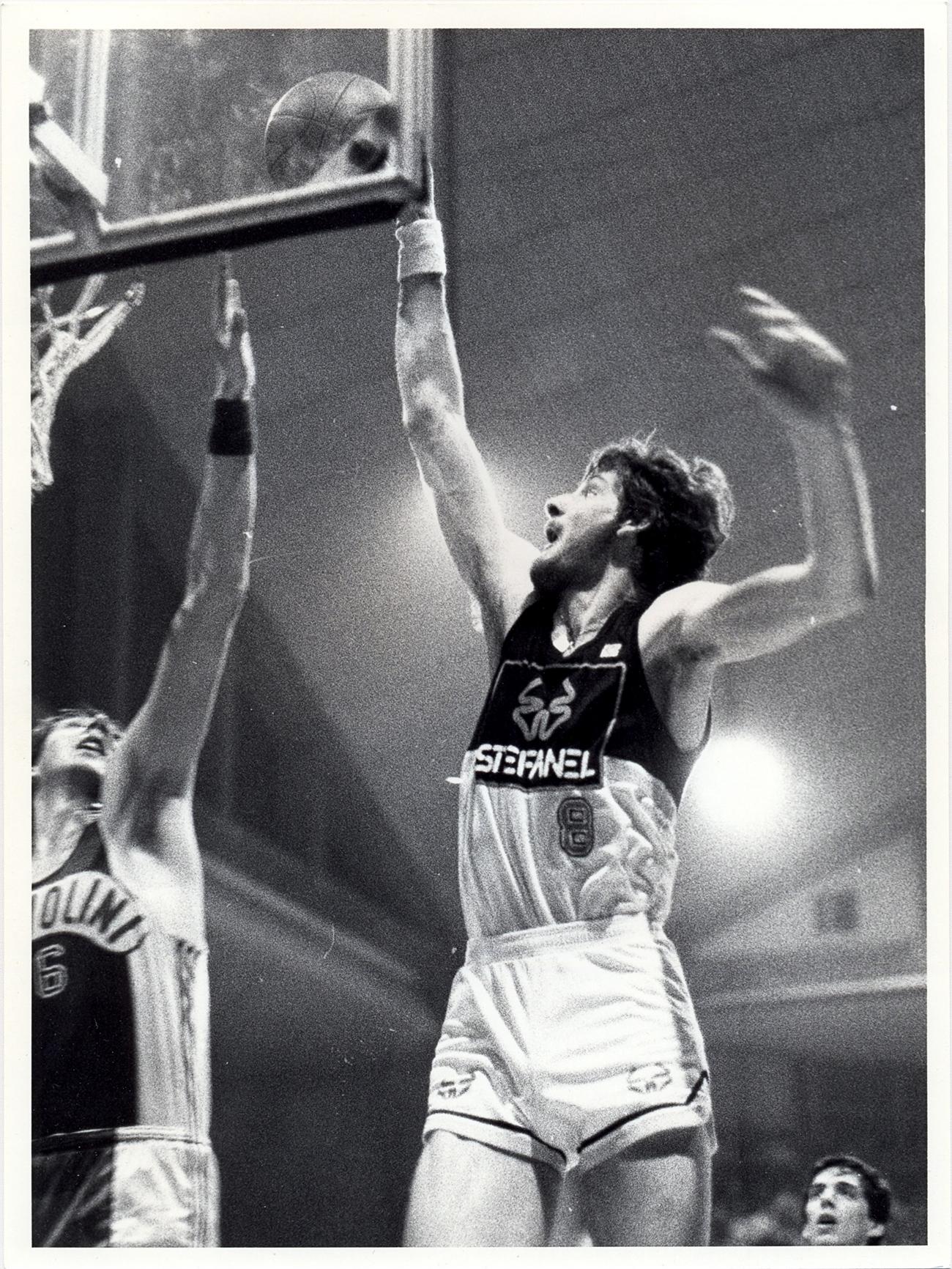 1984/85, Paolo Lanza a canestro (foto 2).