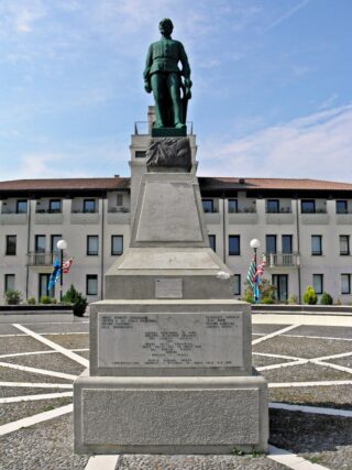 Giuseppe Milani, statua di Angelo Brunetti detto Ciceruacchio. Il monumento si trova a Ca' Tiepolo, Porto Tolle (Rovigo).